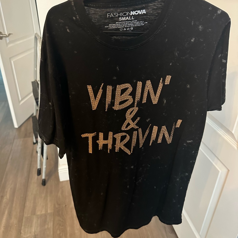 Fashion Nova Black T-Shirt - Vibin' & Thrivin'